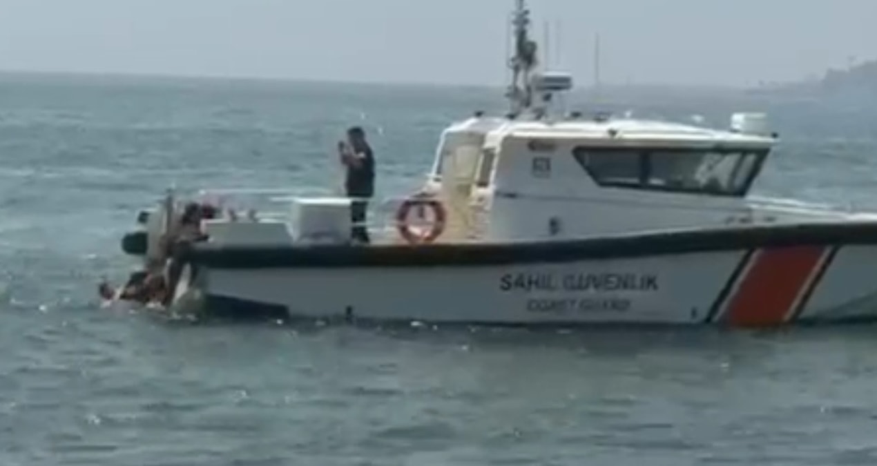 Feribottan denize düşmüştü; büfe çalışanı kurtardı - Son Dakika Haberleri
