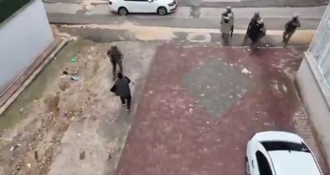 Firari hükümlü polisi tabanca ile tehdit etti! Korku dolu anlar kamerada - Haberleri - Son Dakika Bilgileri