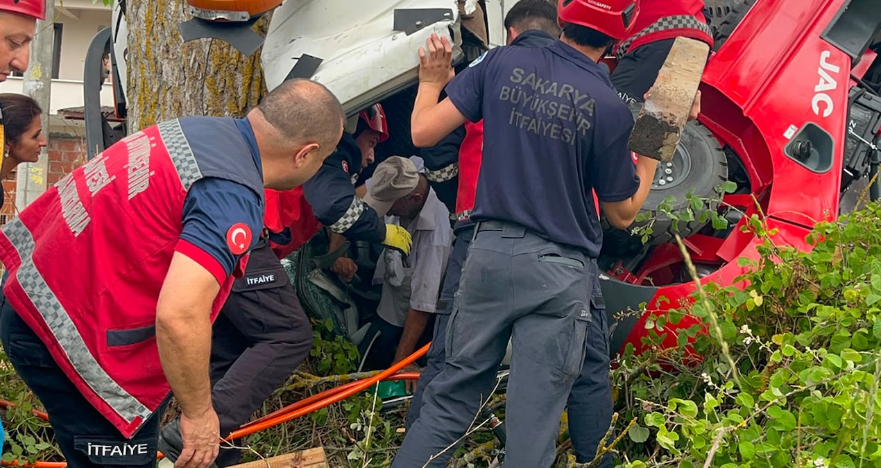 A truck carrying a forklift overturned: The driver was trapped in the cabin - Latest News