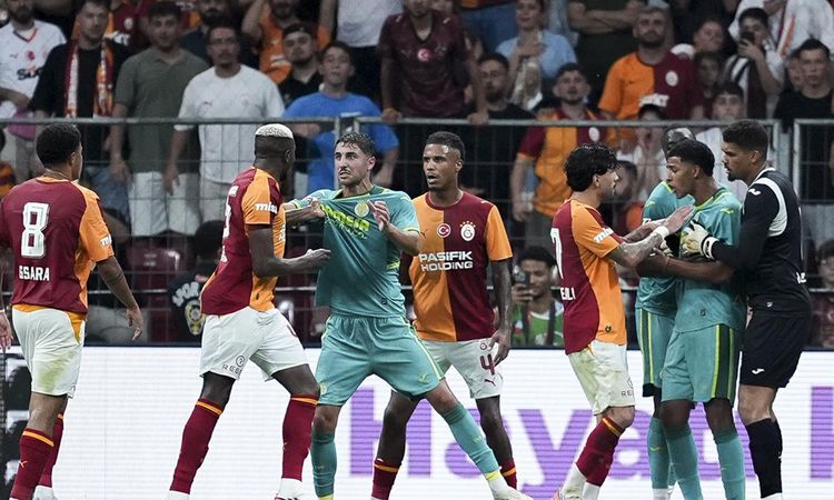 Galatasaray'a Villarreal ile hazırlık maçında "kırmızı kart" şoku - Son Dakika Haberleri: Gelişmeler Takip Edi