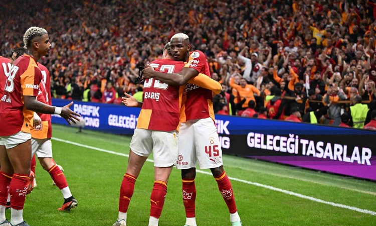 Galatasaray, Fenerbahçe'yi 2-1 yenerek ligde üst üste 3. galibiyetini aldı - Son Dakika Bilgileri