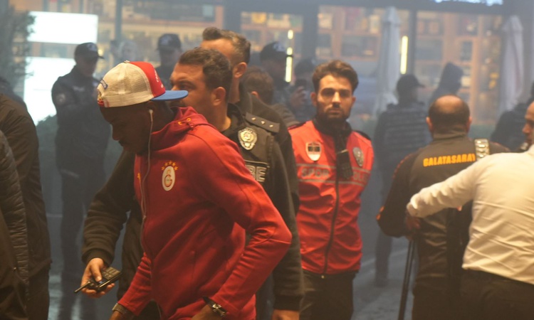 Galatasaray, Gençlerbirliği maçı için Ankara'ya gelip taraftarlarla buluştu: Gelişmeler Takip Ediliyor
