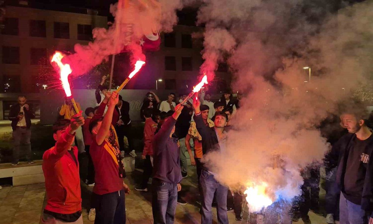 Galatasaray'ın Fenerbahçe'yi 2-1 yendiği derbi Adıyaman'da konvoyla kutlandı