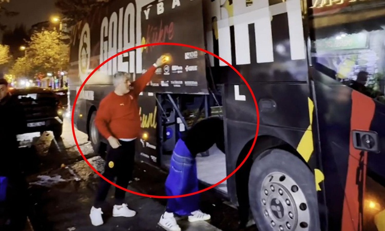 Galatasaray'ın takım otobüsüne patates ve soğan yüklendi ve Merak Edilenler