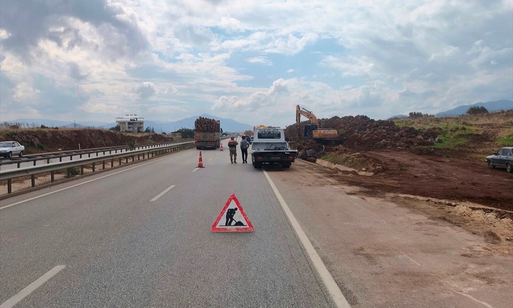 Gaziantep İslahiye'de bariyere çarpan otomobilin sürücüsü hastaneye kaldırıldı | İşte Tüm Ayrıntılar