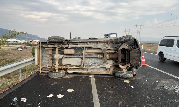 Gaziantep İslahiye'de kamyonetin takla atması sonucu aynı aileden 4 kişi yaralandı.