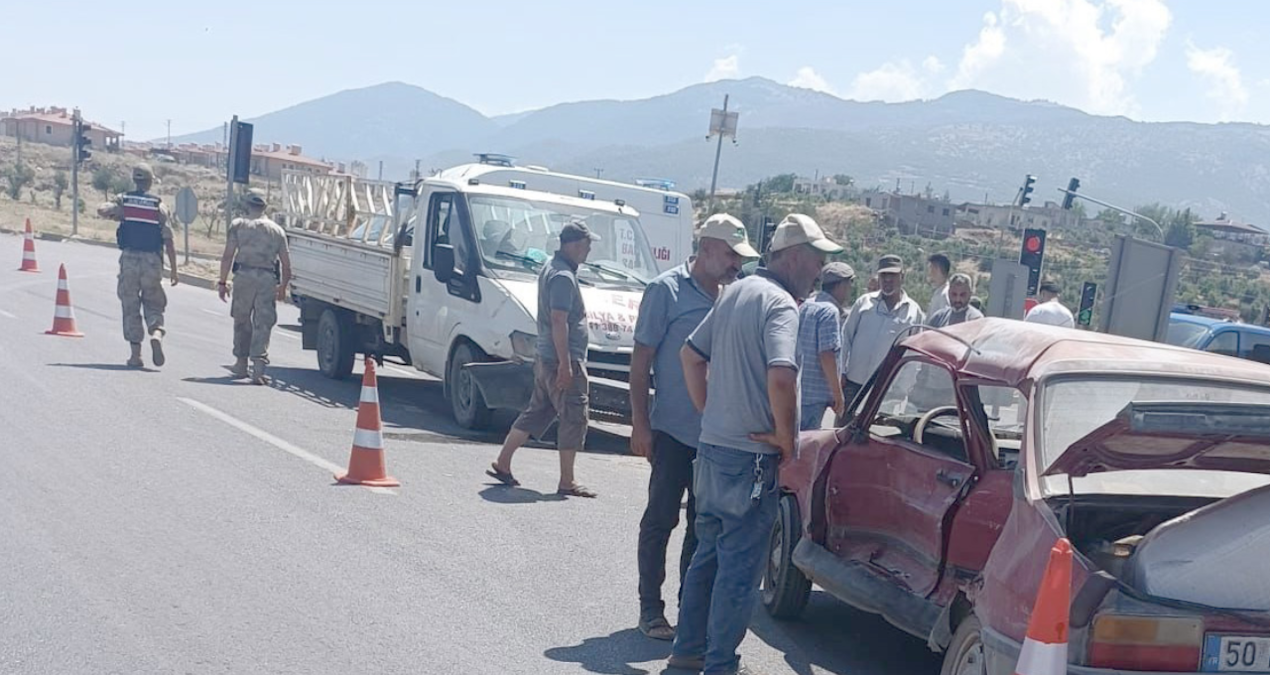 Ayrıntılar Netleşti: Gaziantep'de kamyonet ile otomobil çarpıştı: 4 yaralı - Son Dakika Haberleri: Gelişmeler