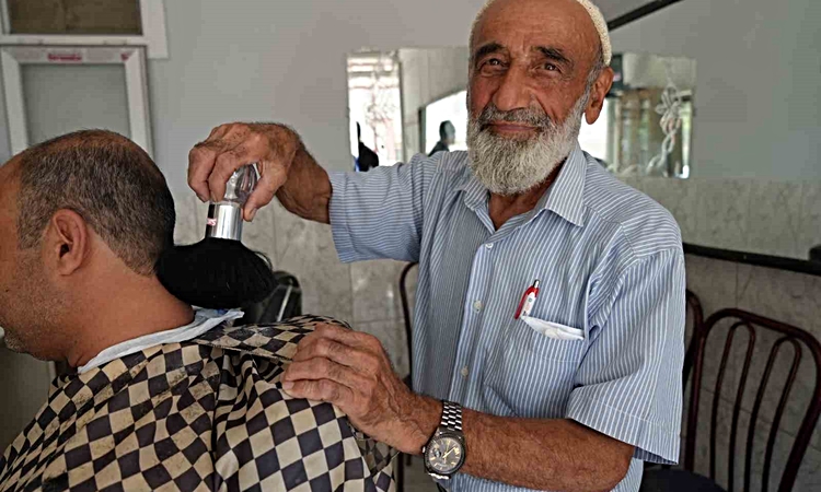 Gaziantep'te 76 yaşındaki adam, 11 yaşında başladığı berberliği 65 yıldır sürdürüyor - Son Dakika Bilgileri