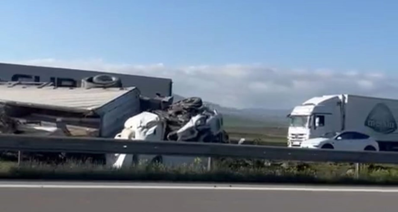 Gaziantep'te tır otomobile çarptı: Şarampole devrilen araçtaki 2 sürücü yaralandı - Son Dakika ve Merak Edilen