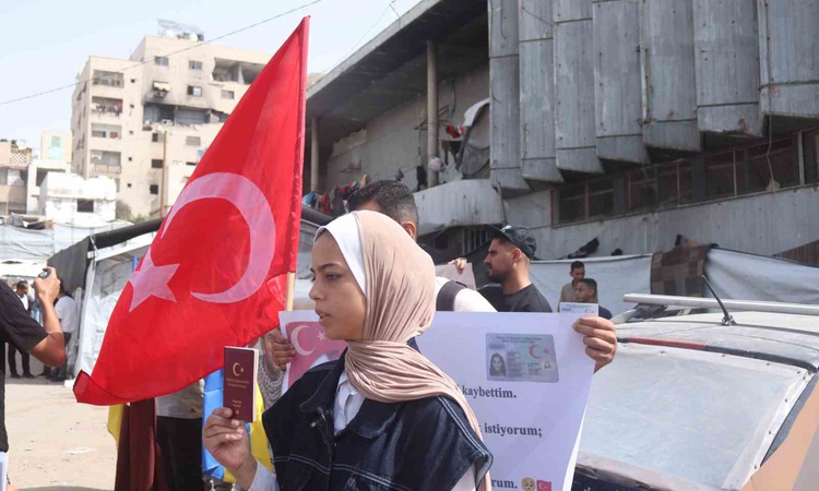 Gazze'de mahsur Türk vatandaşları tahliye için Türkiye'ye ve Mısır'a çağrı yaptı