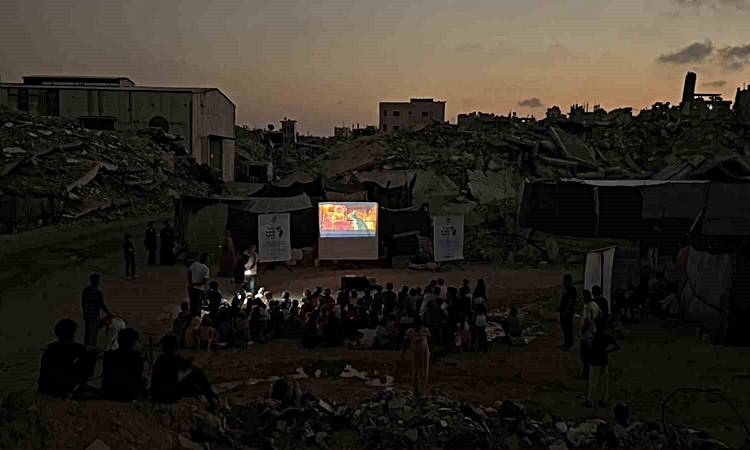 Gazze’de yıkımın ortasında çocuklar için gezen sinema ve Merak Edilenler
