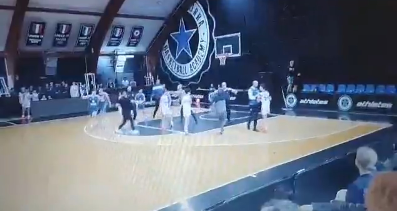 Son Gelişme: Gençlerin basket maçında sahaya veliler daldı, kıyamet koptu! - Haberleri | İşte Tüm Ayrıntılar
