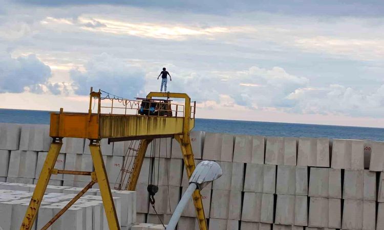 Dangerous game of young people on giant blocks and crane - News