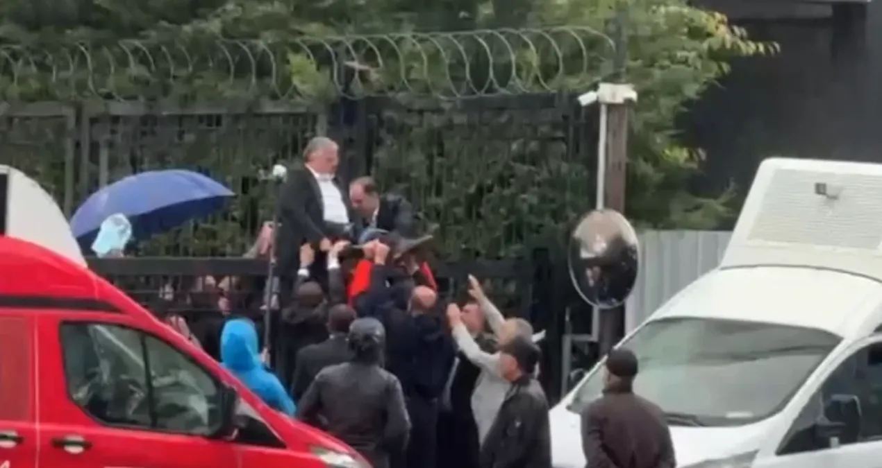 Gündemden Son Bilgiler: Genel merkezde otopark kapısından düşen CHP'li il başkanı yaralandı - Haberleri: Geliş