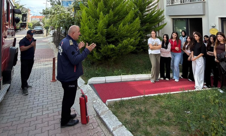 Gerze Belediyesi itfaiyesi, öğrencilerin kaldığı apart otelde tahliye tatbikatı yaptı - Son Dakika Bilgileri