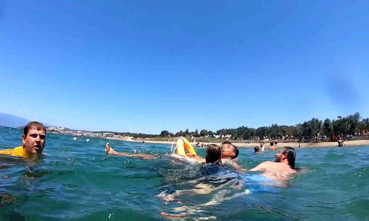 One person was in danger of drowning in Gömeç: Lifeguards competed with seconds - News