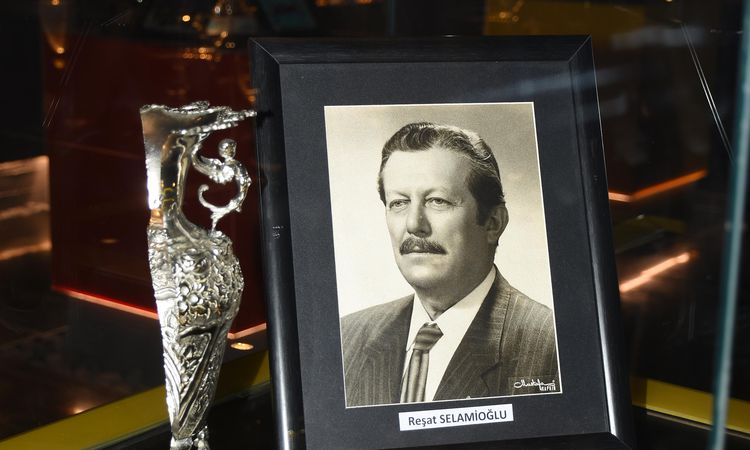 Gündemden Son Bilgiler: Göztepe ve Galatasaray'dan 53 Yıllık Dostluk Örneği: Yarım Kupa - Haberleri ve Merak E