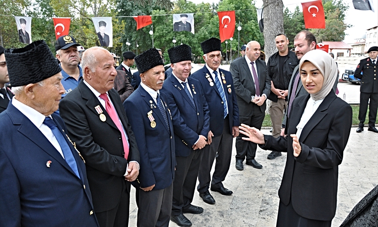 Gümüşhacıköy'de 19 Eylül Gaziler Günü'nde Atatürk Anıtı'na çelenk sunuldu - Son Dakika Bilgileri