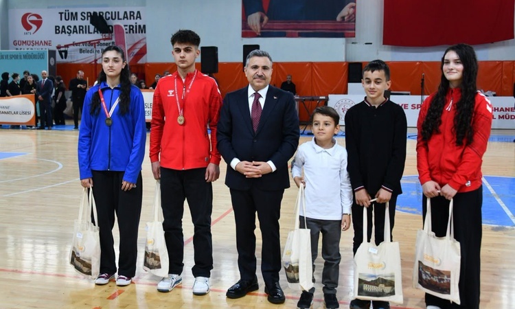 Gümüşhane'de 29 Ekim Cumhuriyet Bayramı Vali Atay'ın katılımıyla kutlandı ve Merak Edilenler