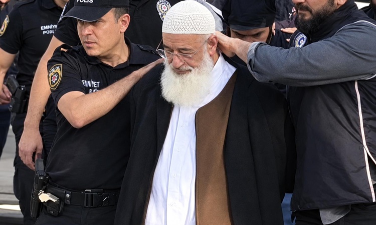 Gündemden Son Bilgiler: 69 yaşındaki yazar, DEAŞ operasyonunda ters kelepçeyle yakalanarak gözaltına sevk edil