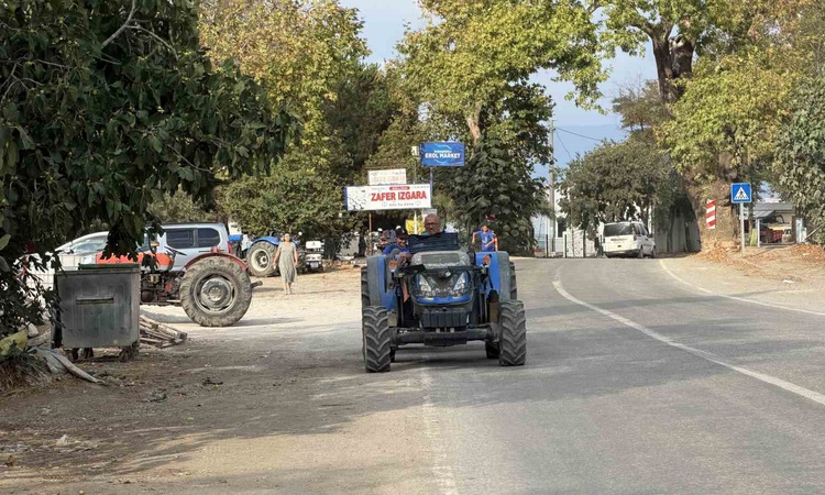 Gündemden Son Bilgiler: 71 yaşındaki Muhuttin Koldaş, köyün çocuklarını traktörüyle antrenmana taşıyor! Kuruş