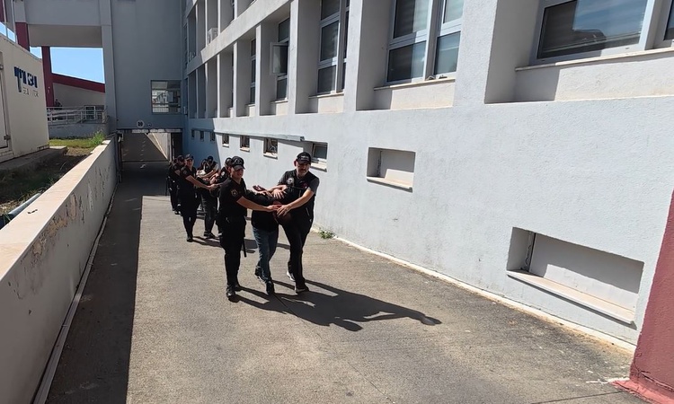 Gündemden Son Bilgiler: Adana'da narkotik operasyonunda 100 kilo esrar bulundu, 3 şüpheli hakkında tutuklama k