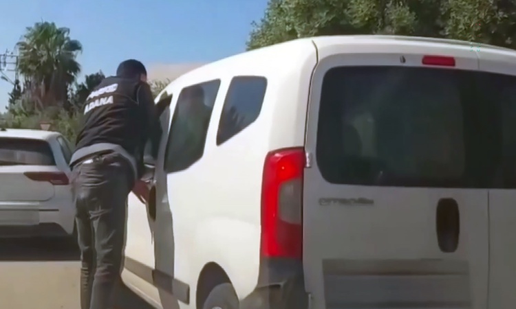 Gündemden Son Bilgiler: Adana'da narkotik polisi durdurduğu araçta 9 kilo 250 gram skunk buldu | İşte Tüm Ayrı