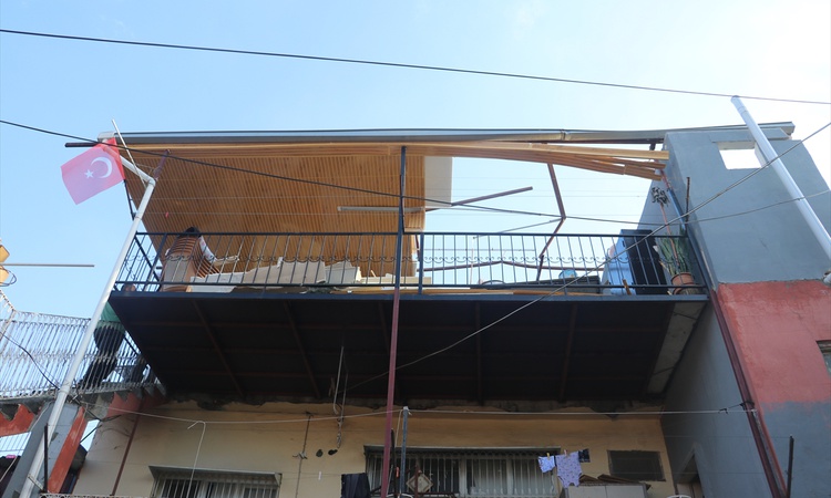 Gündemden Son Bilgiler: Adana Yüreğir'de 3 katlı apartmanın çatısı dün akşam şiddetli rüzgarla uçtu: Gelişmele