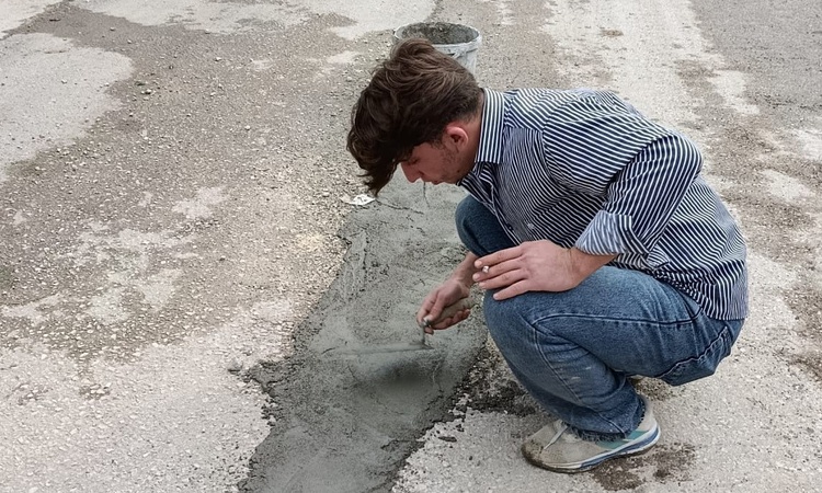 Gündemden Son Bilgiler: Adıyaman'da bozuk yolu vatandaşlar kendi imkanlarıyla harç dökerek onarmaya çalıştı: G