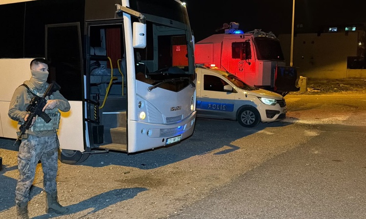 Gündemden Son Bilgiler: Adıyaman Fatih Mahallesi'nde silahlı çatışmanın ardından 38 kişi yakalanarak gözaltına