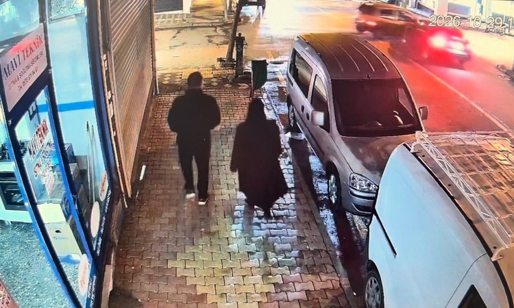Gündemden Son Bilgiler: Adıyaman'ın Kahta ilçesinde 2 otomobil işyeri vitrinine çarptı, 2 kişi yaralandı | İşt