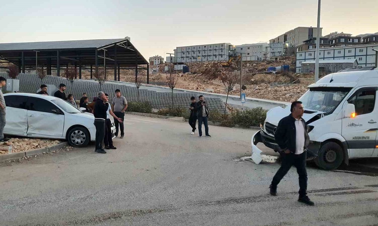 Gündemden Son Bilgiler: Adıyaman'ın merkez İndere bölgesinde minibüsle otomobil çarpıştı, 4 kişi yaralandı ve