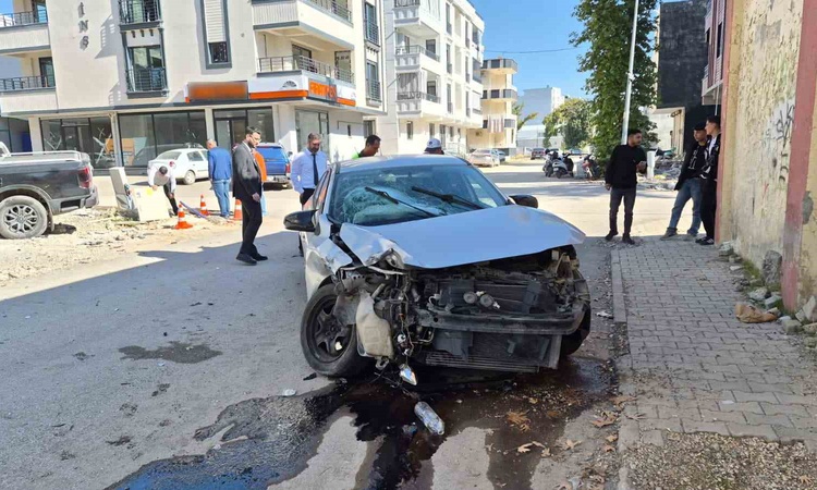 Gündemden Son Bilgiler: Adıyaman'da kamyonetle otomobil çarpıştı, 1'i ağır 2 sürücü yaralandı: Gelişmeler Taki