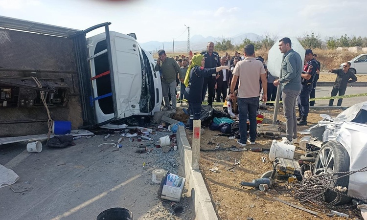 Gündemden Son Bilgiler: Afşin'de otomobil ile kamyonet çarpıştı, 1 kişi öldü, 7 kişi yaralandı