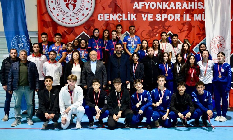 Gündemden Son Bilgiler: Afyonkarahisar'da gençler floor curling müsabakalarında Şimşek kulüpleri birinci oldu