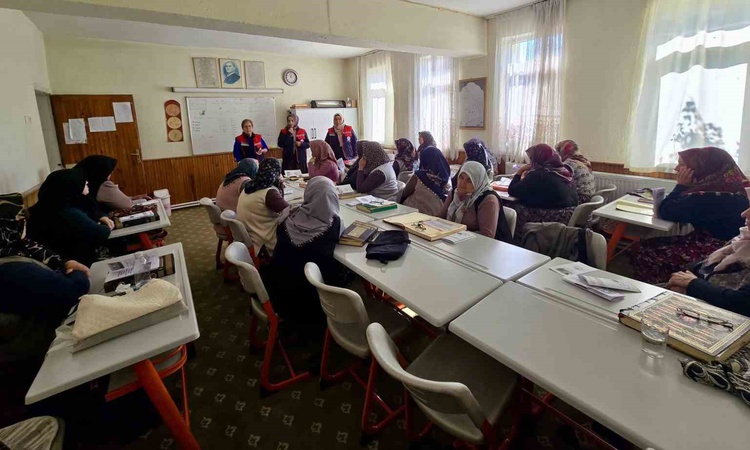Gündemden Son Bilgiler: Afyonkarahisar'da kadın çiftçilere zoonoz hastalıklardan korunma yolları anlatıldı ve