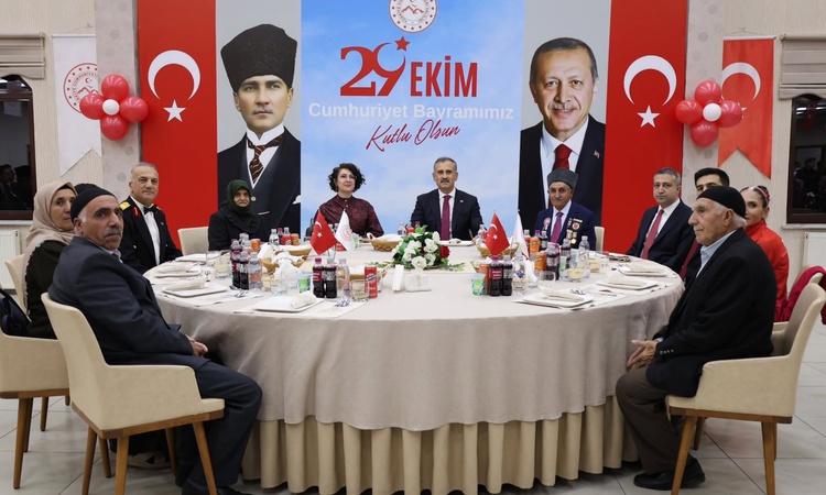 Gündemden Son Bilgiler: Ağrı’da Cumhuriyet’in 103. Yılı Resepsiyonla Kutlandı: Gelişmeler Takip Ediliyor