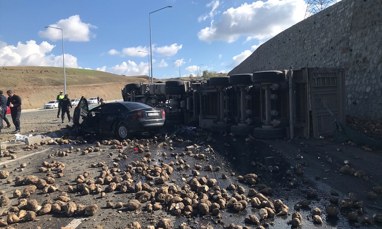 Gündemden Son Bilgiler: Ağrı Hamur'da şeker pancarı yüklü tırla çarpışan otomobilde 4 kişi öldü - Son Dakika B