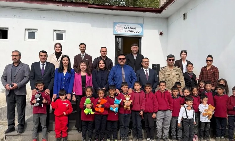 Gündemden Son Bilgiler: Ağrı Patnos'ta adli ve idari yetkililer, Aladağ İlkokulu öğrencilerine hediye verdi ve