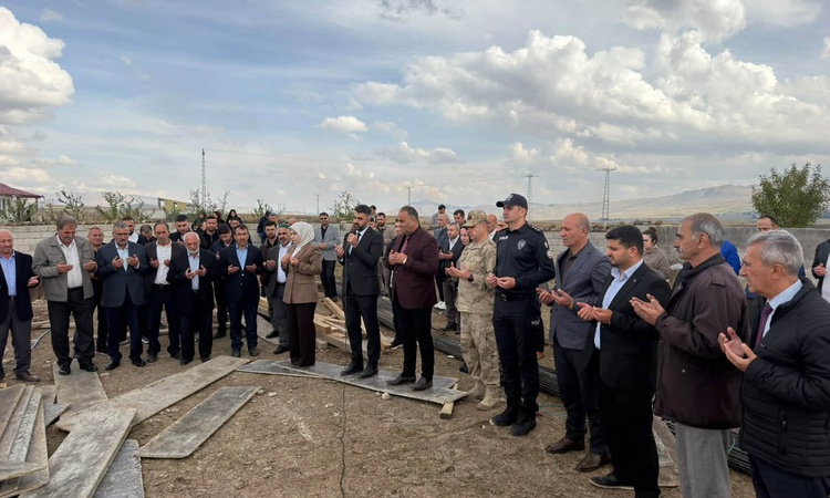 Gündemden Son Bilgiler: Ağrı Taşlıçay'da Kız Kur'an Kursu'nun temeli Kaymakam Kılıç'ın katılımıyla atıldı