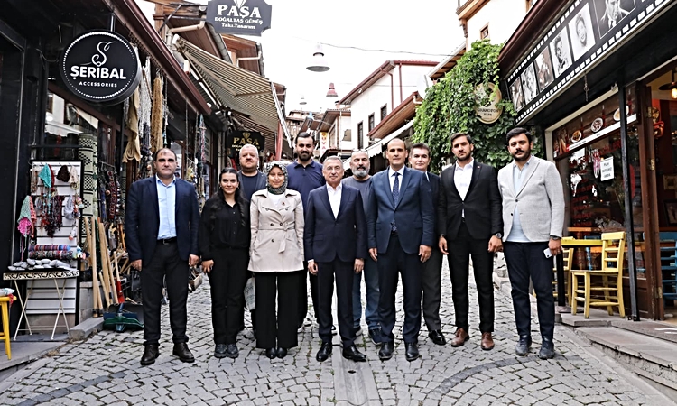 Gündemden Son Bilgiler: AK Parti Ankara Milletvekili Fuat Oktay, Ulus'ta Cuma namazı kılıp esnafla buluştu | İ
