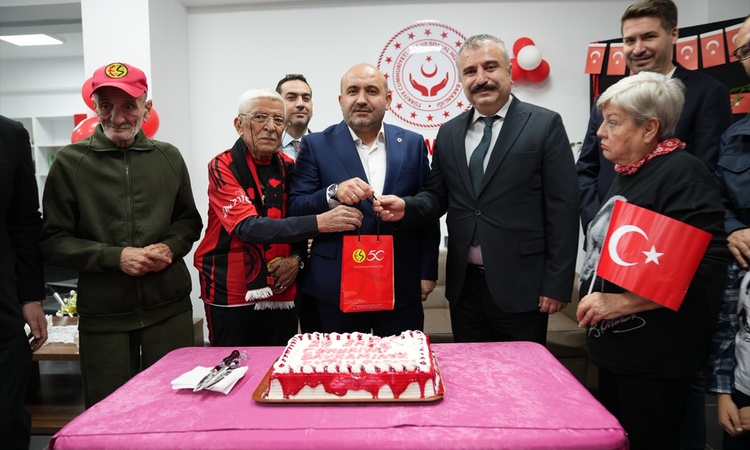Gündemden Son Bilgiler: AK Parti Eskişehir heyeti, kurum ziyaretinde 150 Eskişehirspor kombinesi dağıttı | İşt
