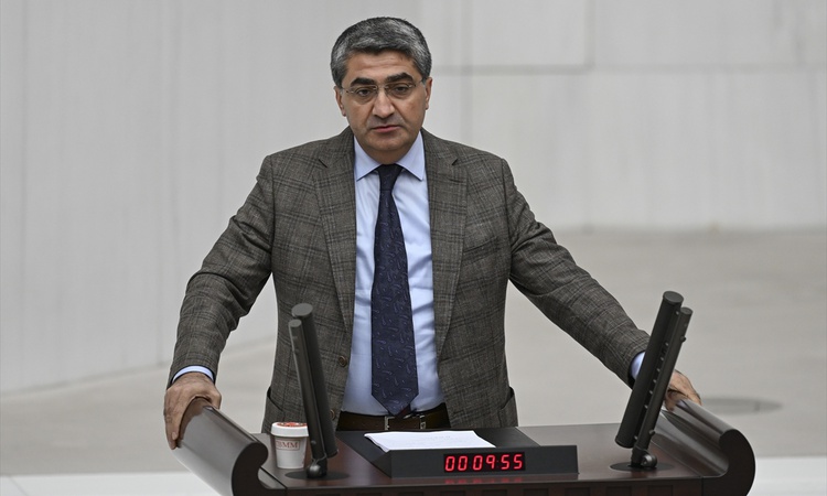 Gündemden Son Bilgiler: AK Partili Gül, fon soruşturmalarında yanlış yapanların peşine düşüleceğini söyledi -