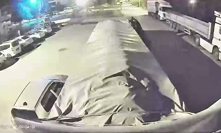 Gündemden Son Bilgiler: Aksaray'da tırdan 30 çuval şeker çalan şüpheliler kameralarda görüntülendi: Gelişmeler