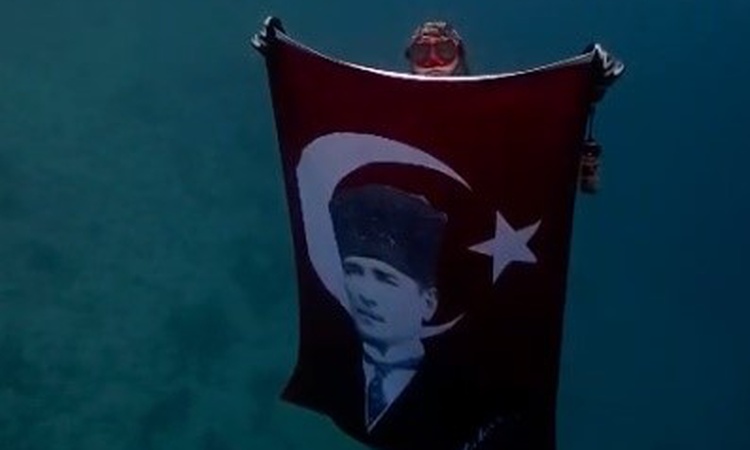 Gündemden Son Bilgiler: Akyaka'da iki dalgıç Cumhuriyet'in 103. yıl dönümünde Türk bayrağını su altında açtı -