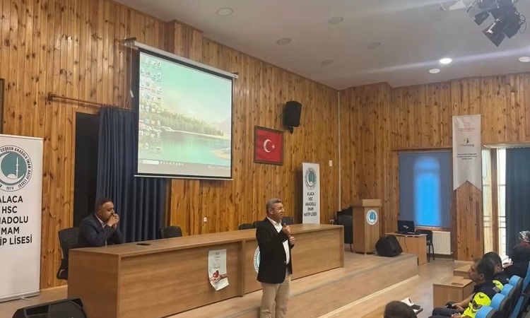 Gündemden Son Bilgiler: Alaca'da okul servisi sürücülerine jandarma ve polisten trafik eğitimi verildi | İşte