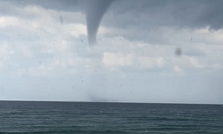 Gündemden Son Bilgiler: Alanya'da İncekum Halk Plajı açıklarında oluşan hortum kıyıya ulaşmadan kayboldu