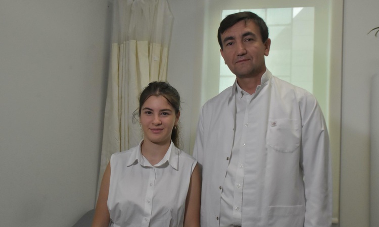 Gündemden Son Bilgiler: Alisya Ünsal, boynundaki fazla kaburga ameliyatla alınınca piyano çalmaya resmen start