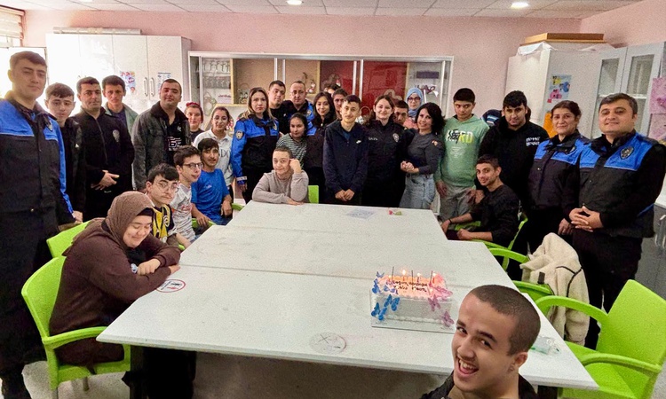 Gündemden Son Bilgiler: Amasya'da polis, özel gereksinimli 15 öğrenciye doğum günü sürprizi yaptı: Gelişmeler
