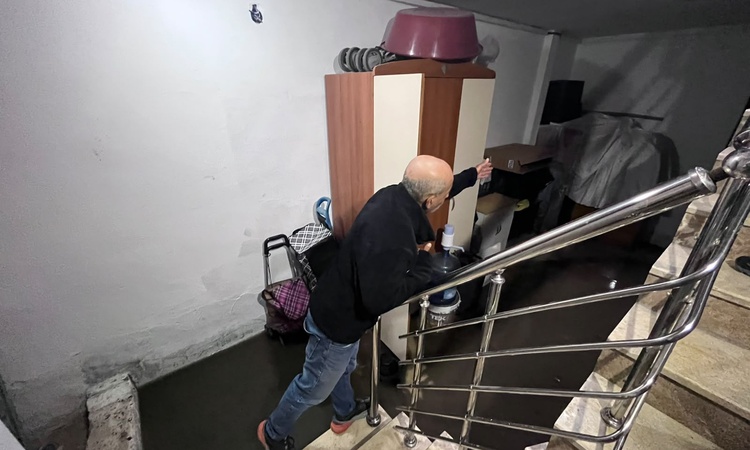 Gündemden Son Bilgiler: Ankara Keçiören'de rögar taştı, Gülgün Sokak'ta bina girişleri ve bodrumları su bastı